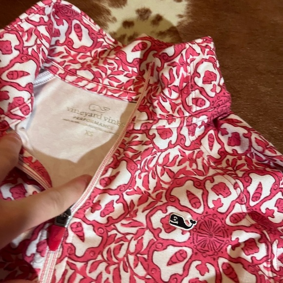 Women's Vineyard Vines Performance quarter zip
size XS
No flaws!! - Picture 3 of 5